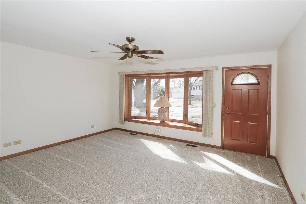 Mount Prospect, IL 60056,1203 S Fern DR