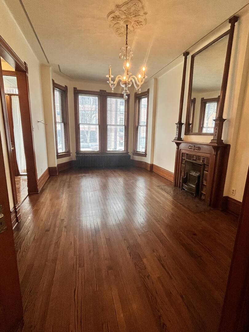 Chicago, IL 60618,2249 W Belmont AVE