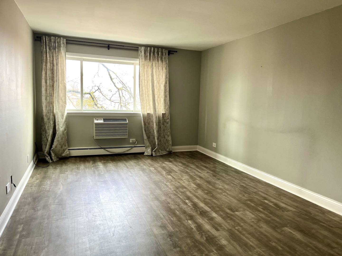 Chicago, IL 60656,8455 W Leland AVE #204