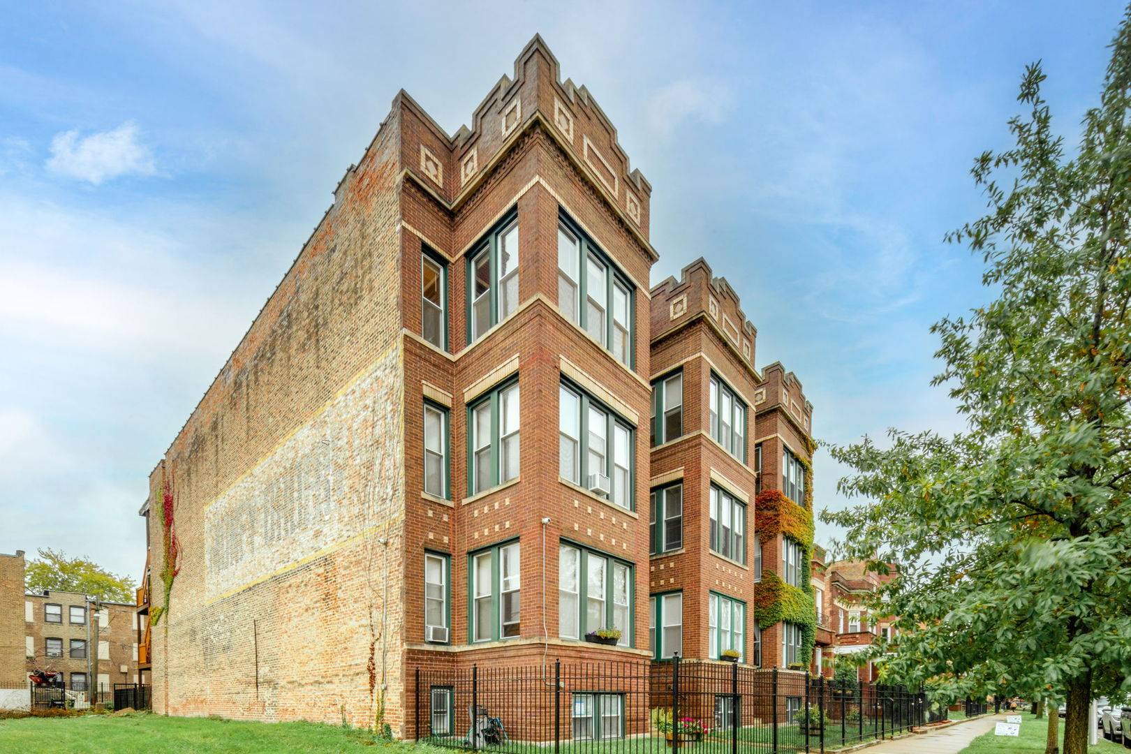 Chicago, IL 60637,6111 S St Lawrence AVE