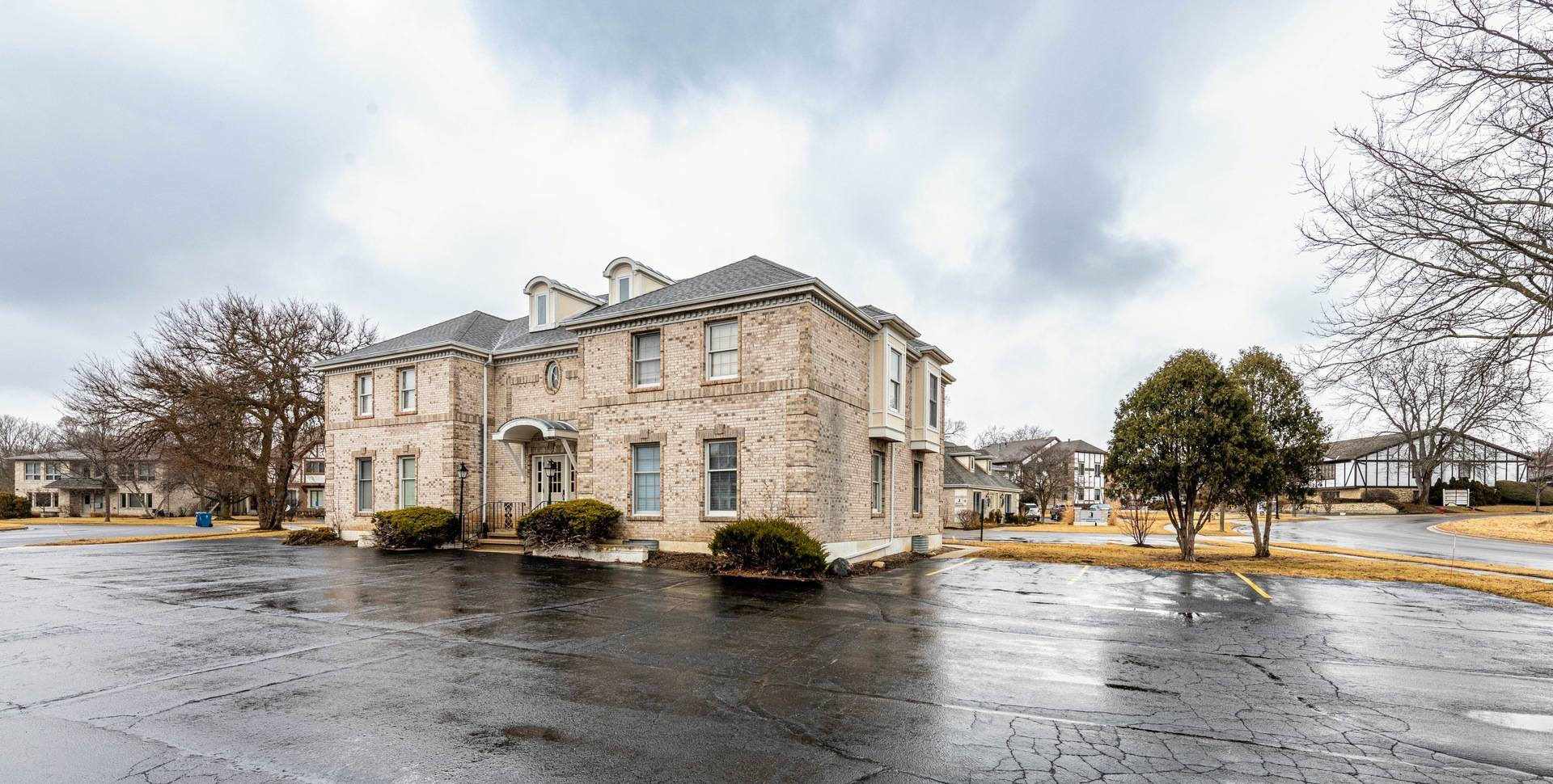 West Dundee, IL 60118,528 Market Loop DR #1