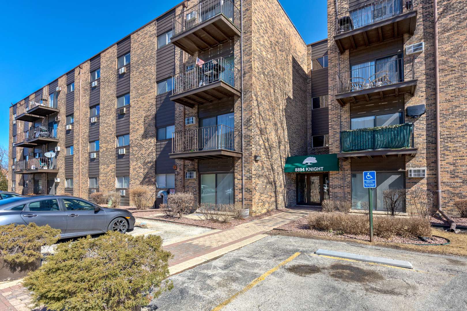 Des Plaines, IL 60016,8894 Knight AVE #106