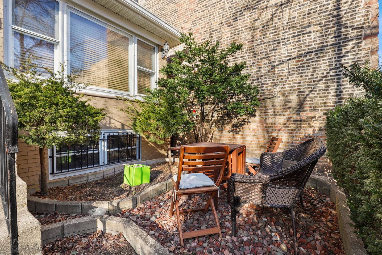 Chicago, IL 60614,1230 W Diversey Pkwy