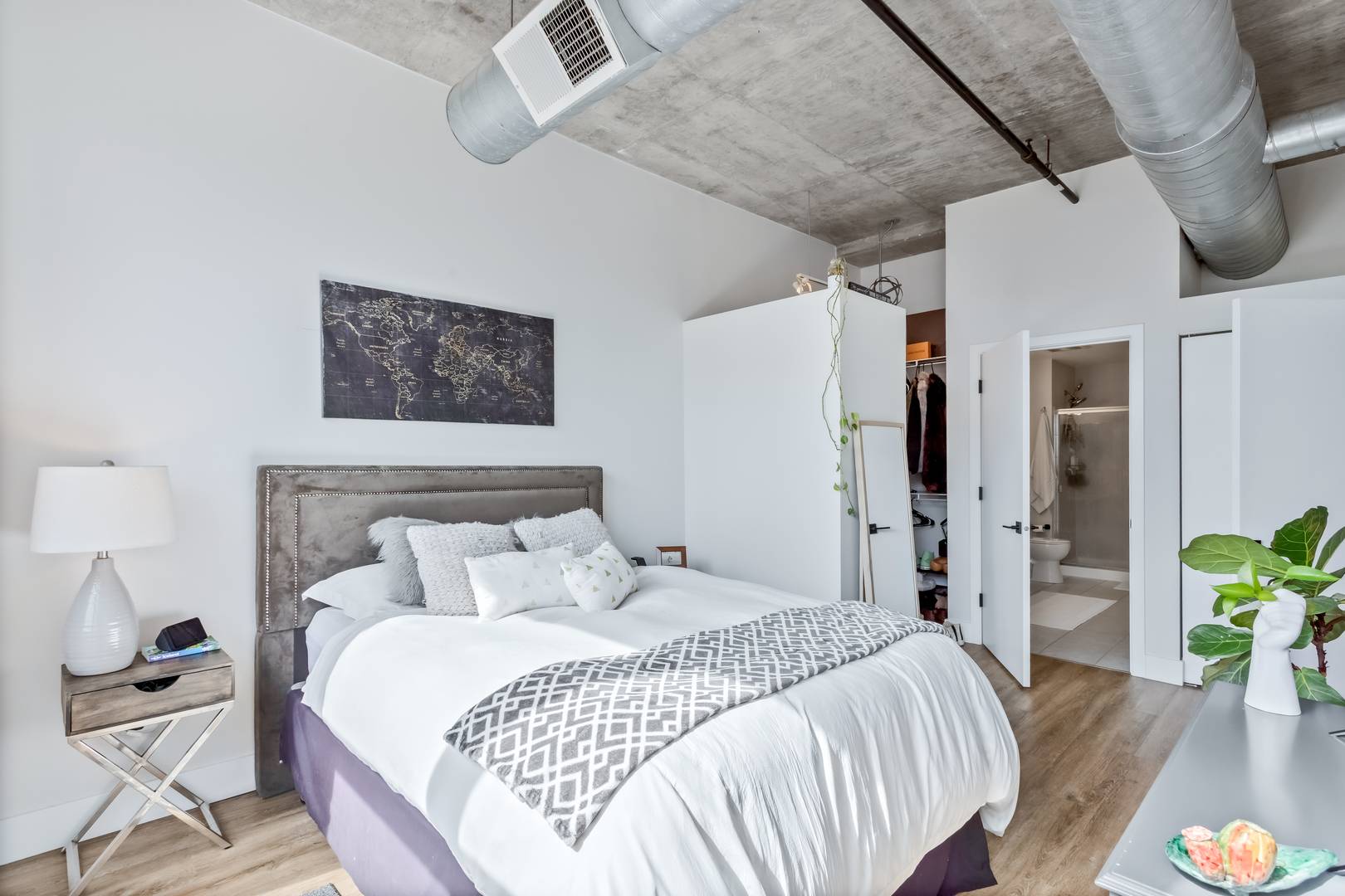 Chicago, IL 60607,933 W Van Buren ST #409