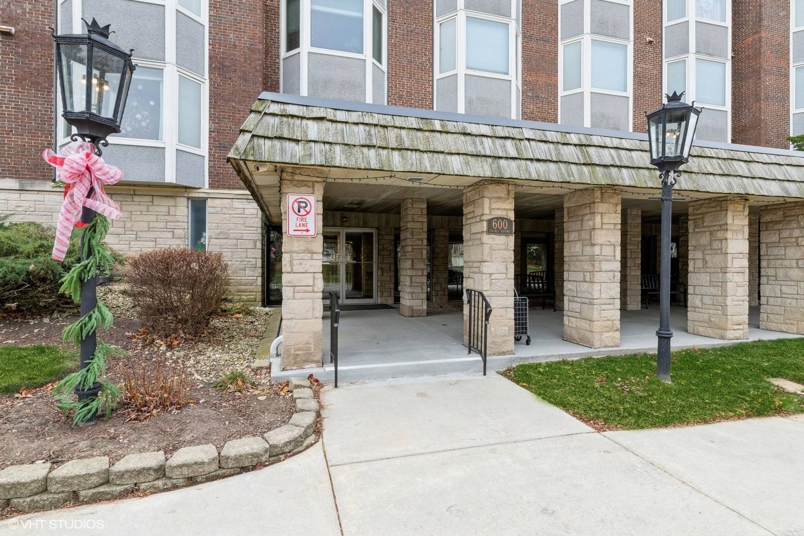 Park Ridge, IL 60068,600 Thames Pkwy #2E