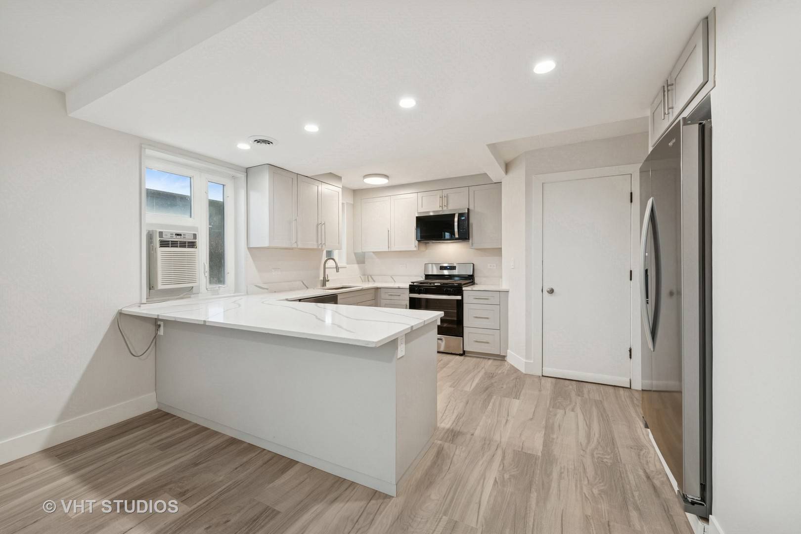 River Forest, IL 60305,7202 Oak AVE #1NE