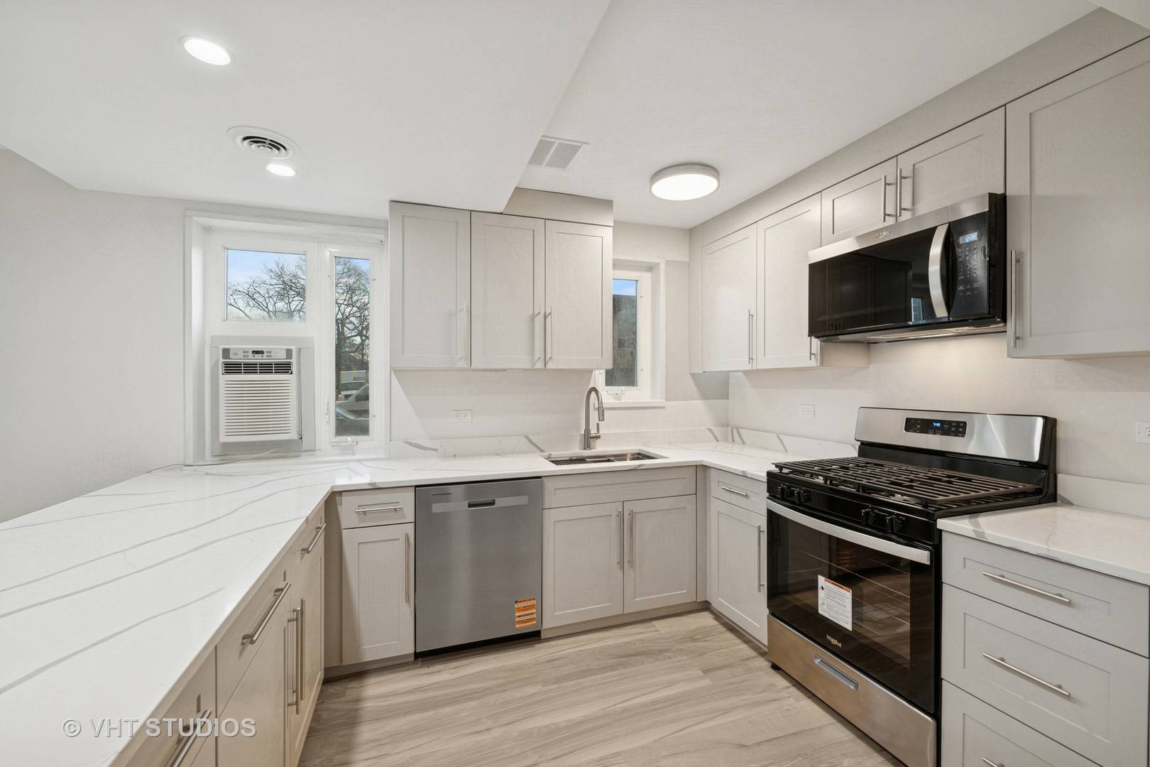 River Forest, IL 60305,7202 Oak AVE #1NE