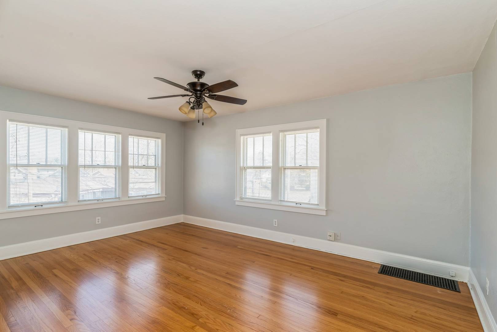 Waukegan, IL 60085,715 Porter ST #2