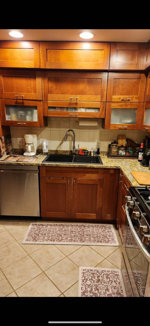 Arlington Heights, IL 60004,3300 N Carriageway DR #209
