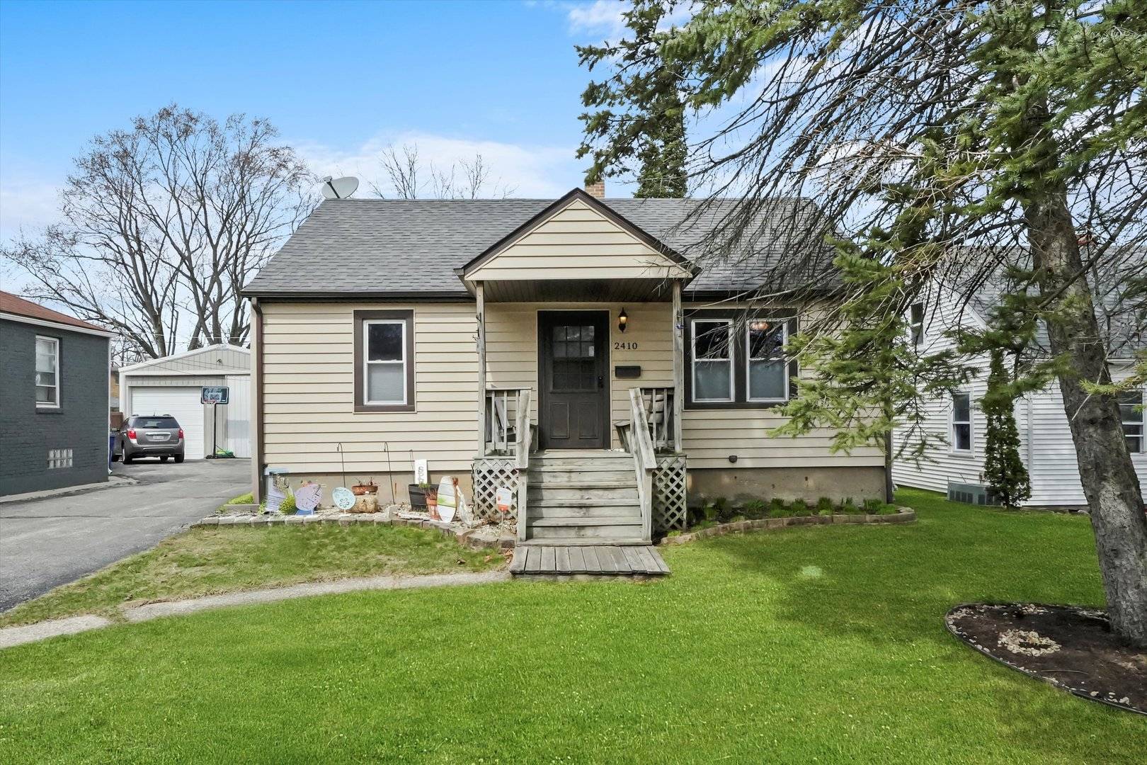 Waukegan, IL 60085,2410 W Ridgeland AVE