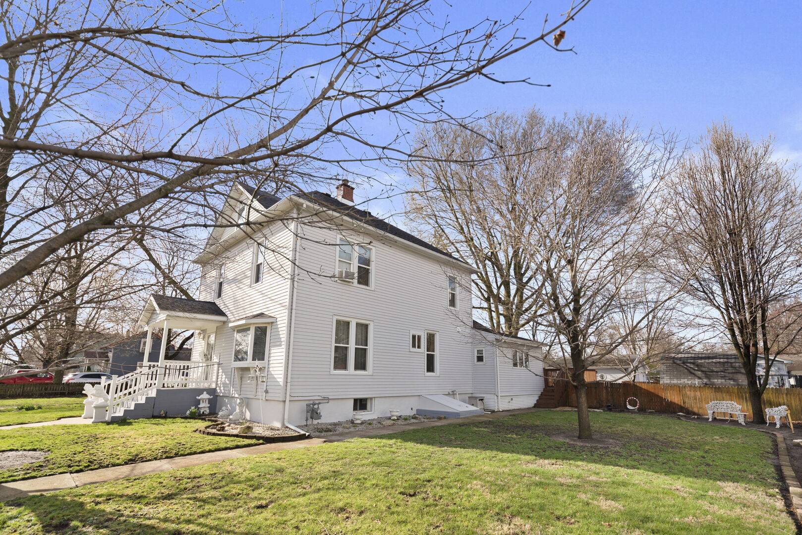Momence, IL 60954,520 E 4th ST