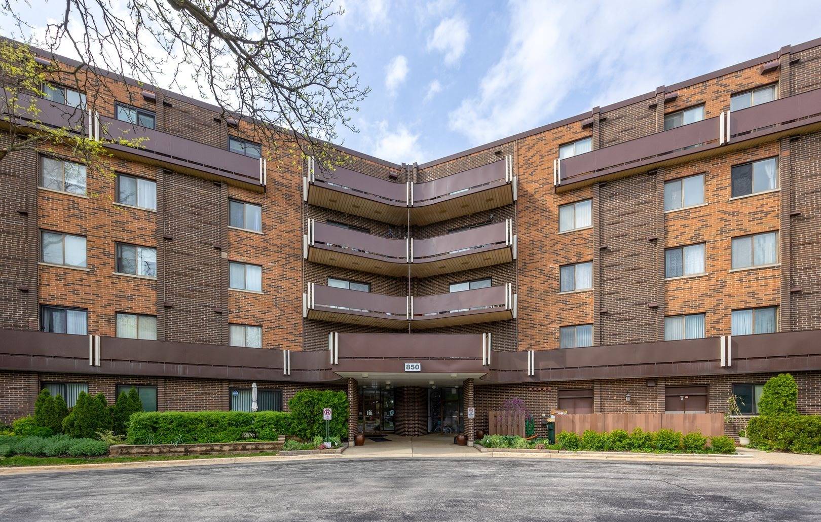 Elk Grove Village, IL 60007,850 Wellington AVE #304