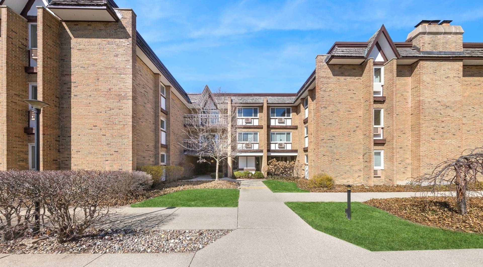 Hinsdale, IL 60521,300 Claymoor RD #2E