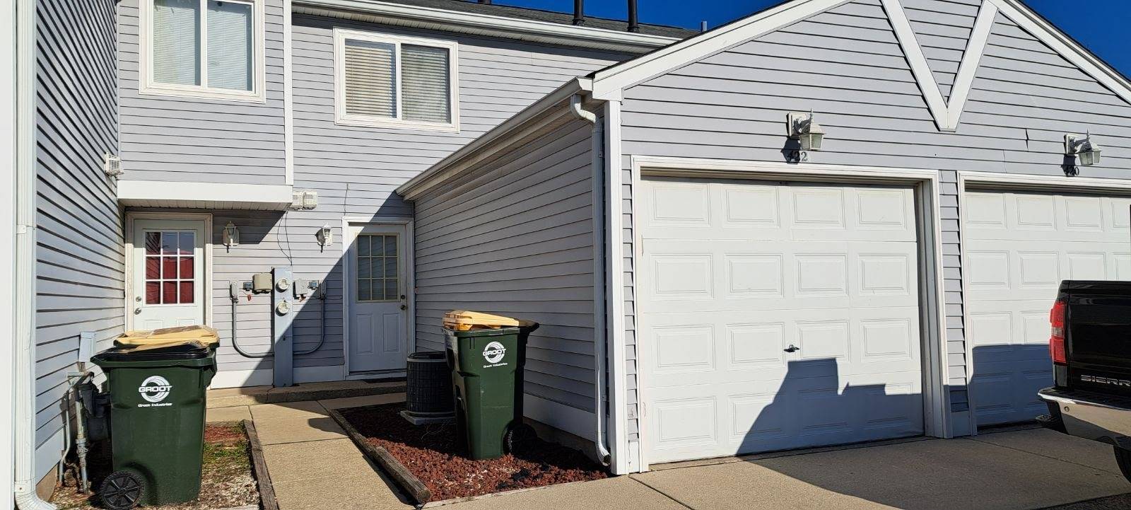 Round Lake Beach, IL 60073,422 Meadow Green LN #422