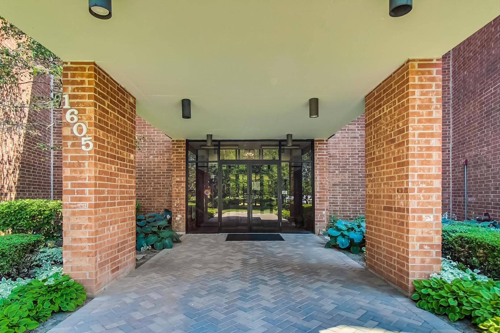 Arlington Heights, IL 60005,1605 E Central RD #117C