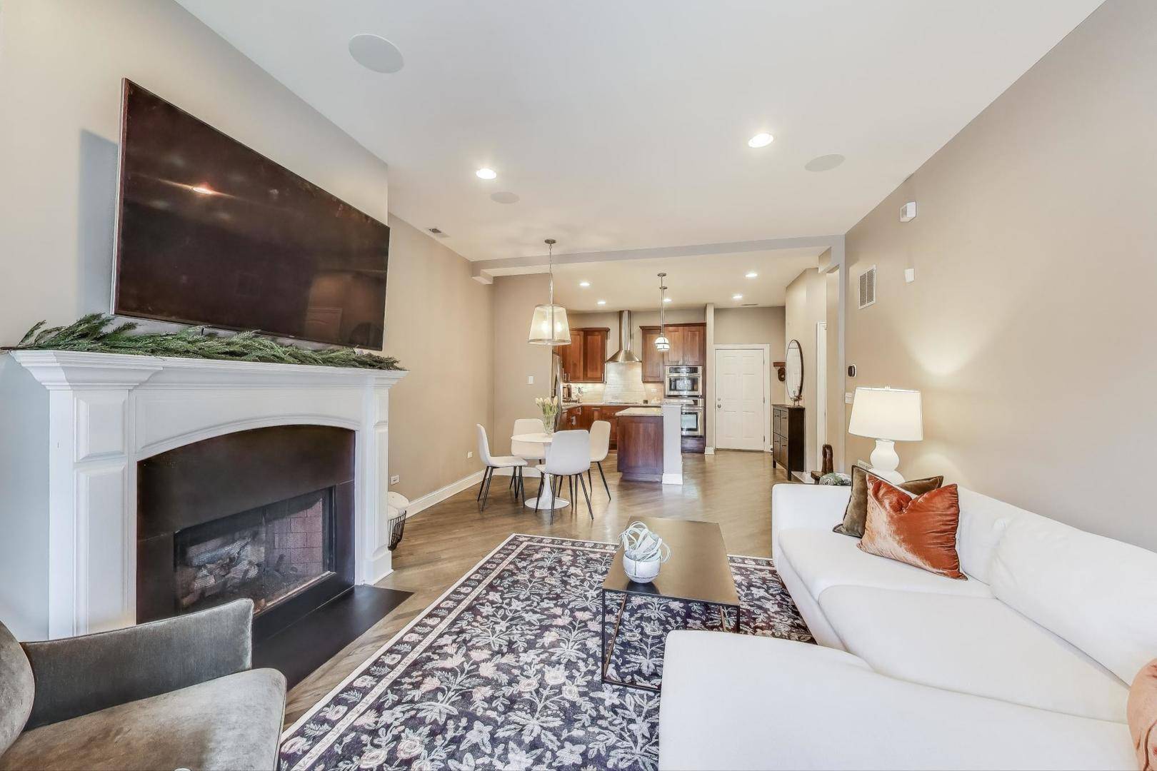 Chicago, IL 60657,2921 N Lincoln AVE #202
