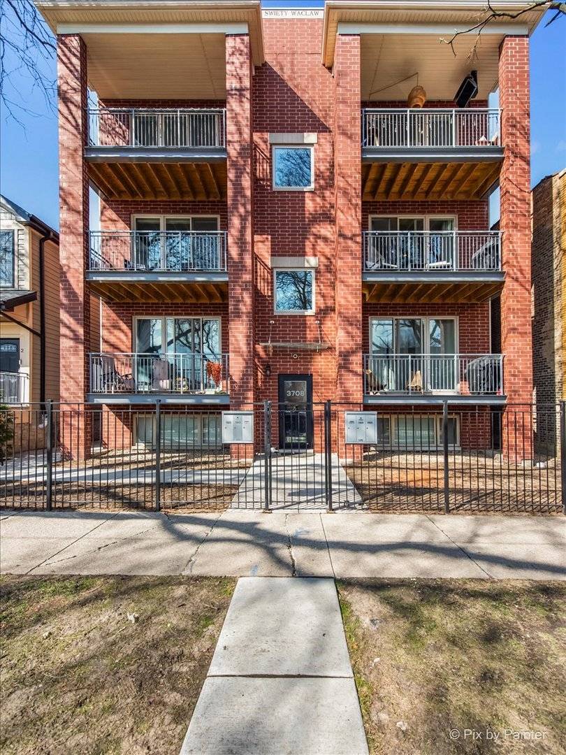 Chicago, IL 60618,3708 W CORNELIA AVE #3W