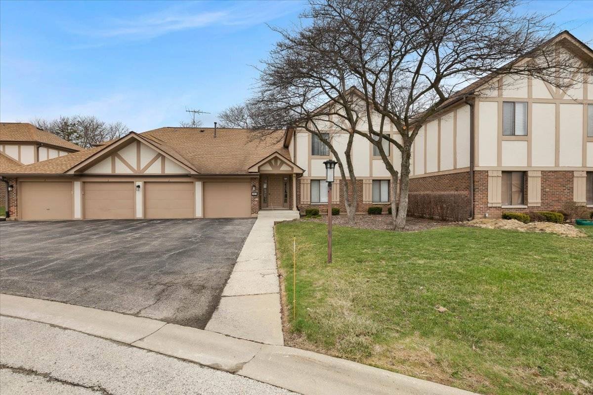 Schaumburg, IL 60193,830 Knottingham DR #2B