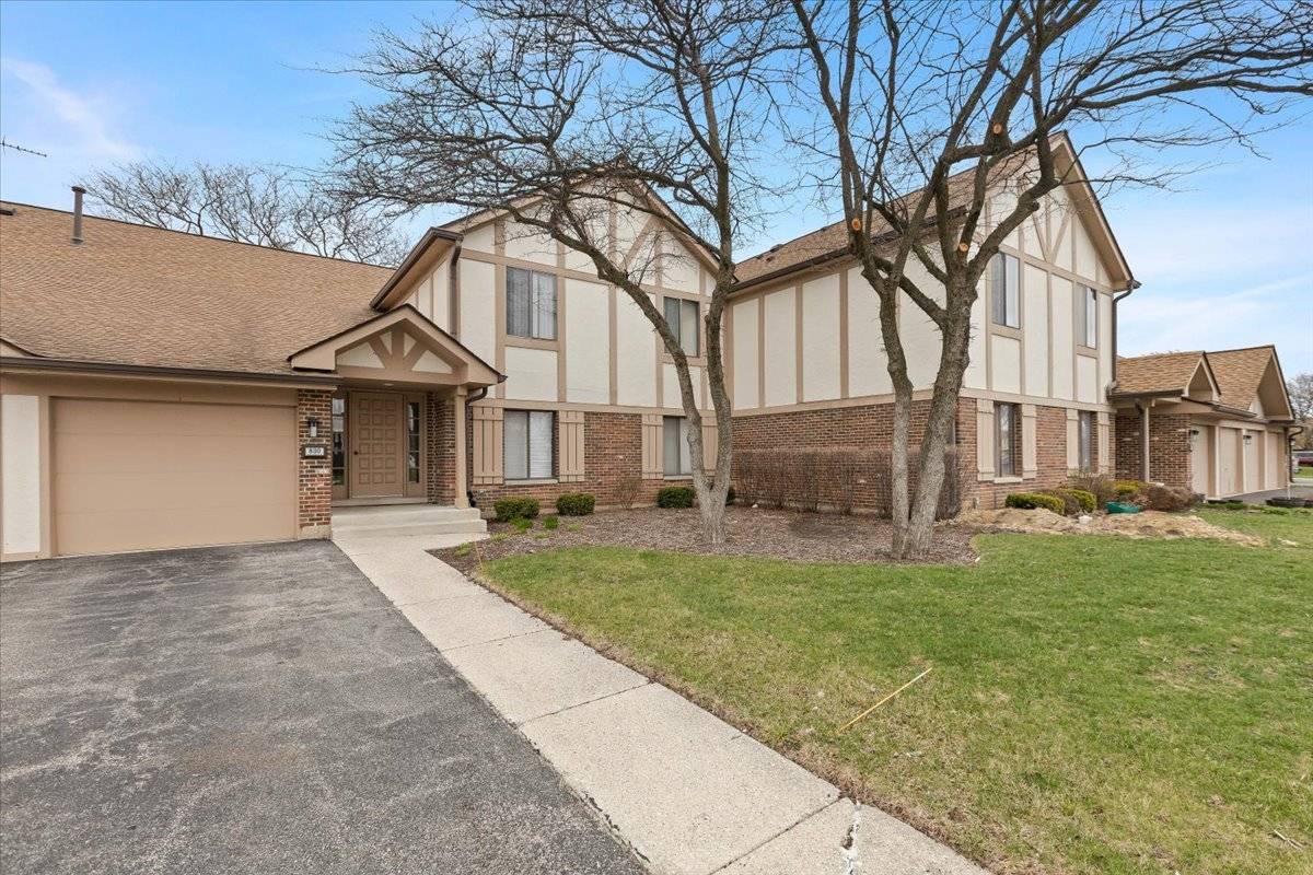 Schaumburg, IL 60193,830 Knottingham DR #2B