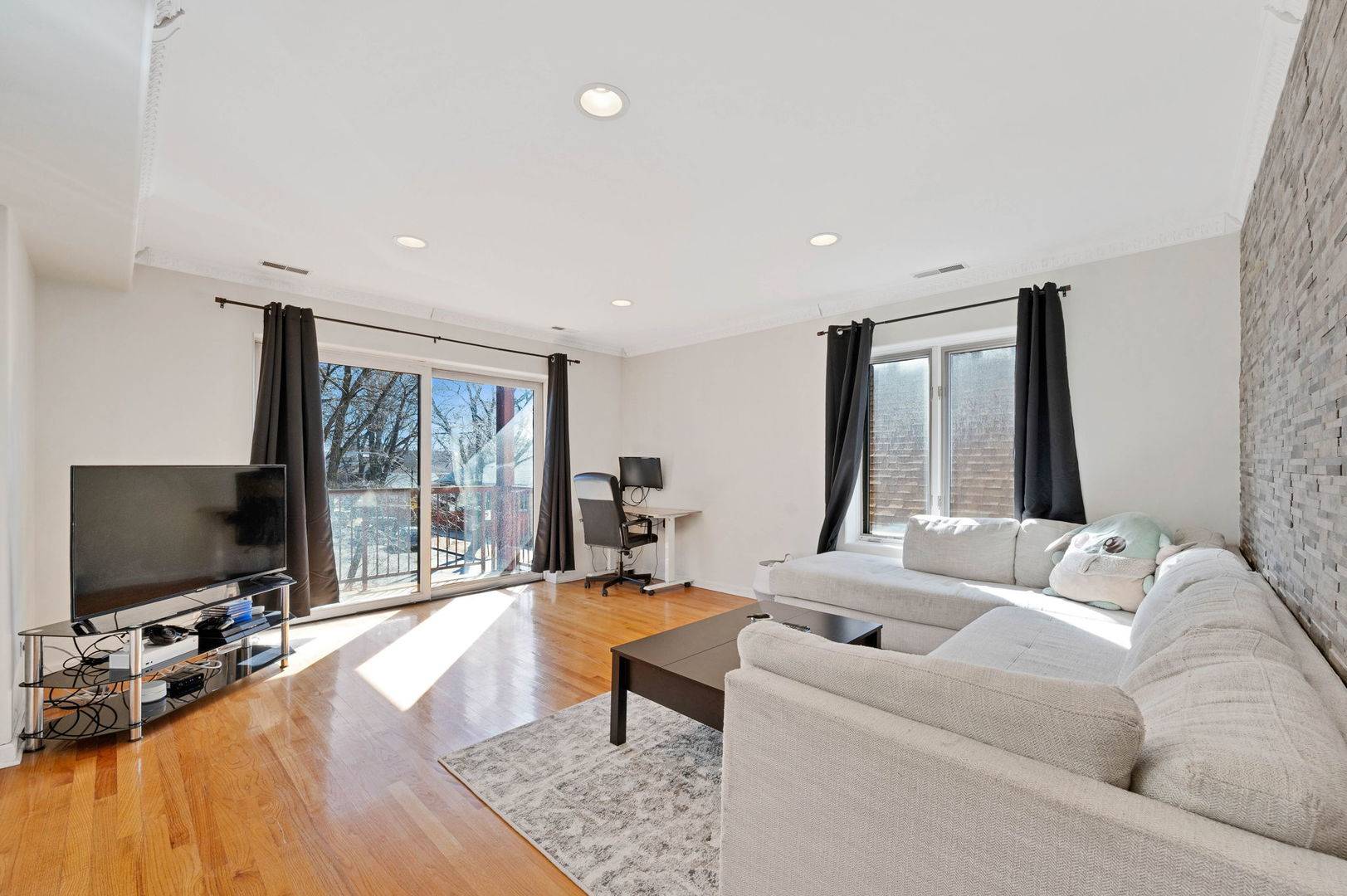 Chicago, IL 60641,4716 W Addison ST #2W