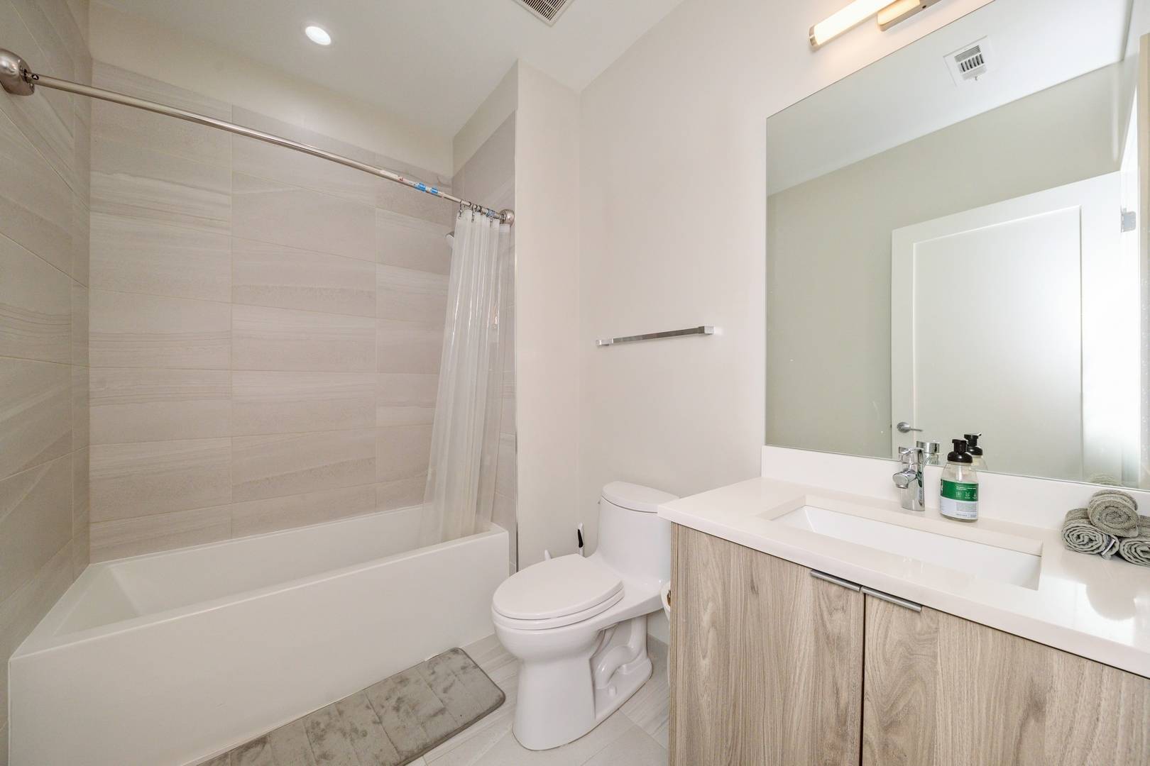 Chicago, IL 60616,1802 S state ST #109