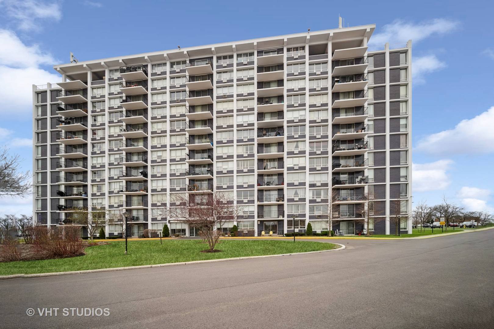 Niles, IL 60714,8815 Golf RD #11D