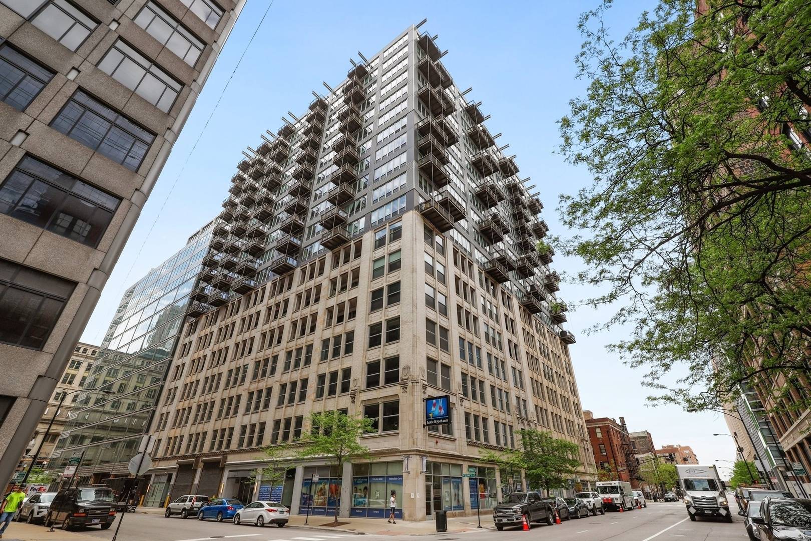 Chicago, IL 60661,565 W Quincy ST #1711