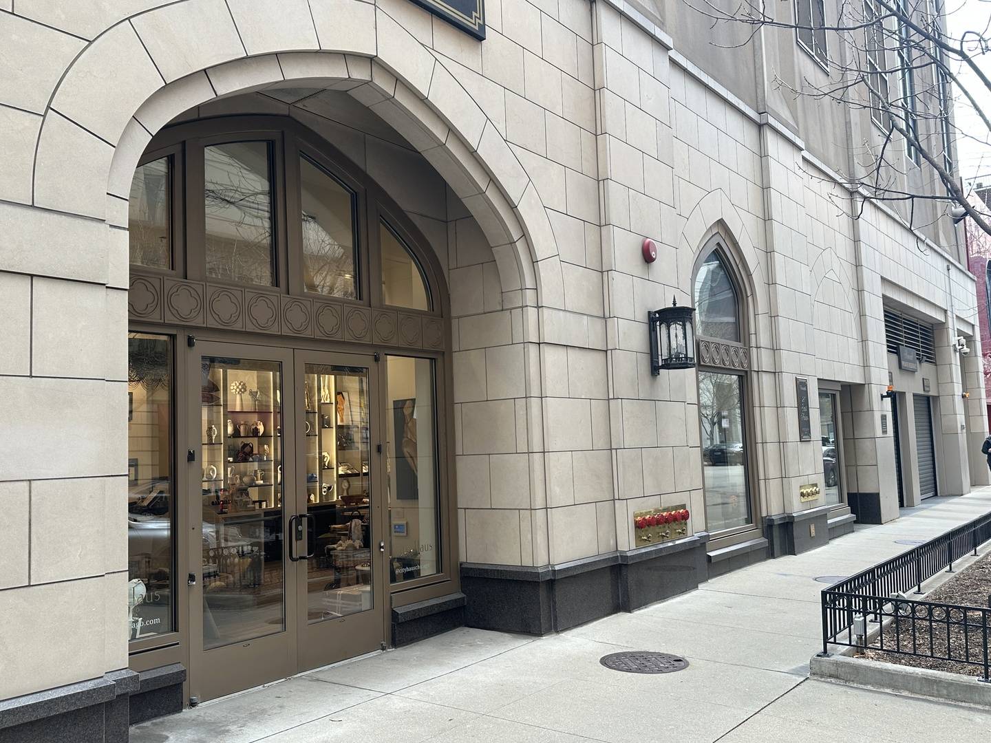 Chicago, IL 60611,25 E Huron ST