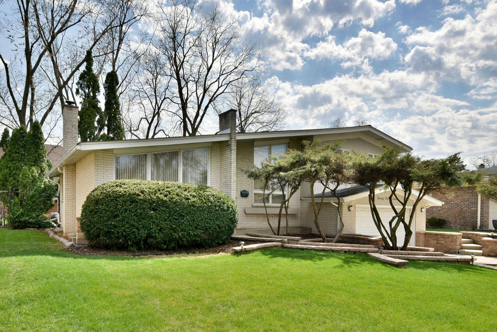 Arlington Heights, IL 60004,2407 E Sherwood RD