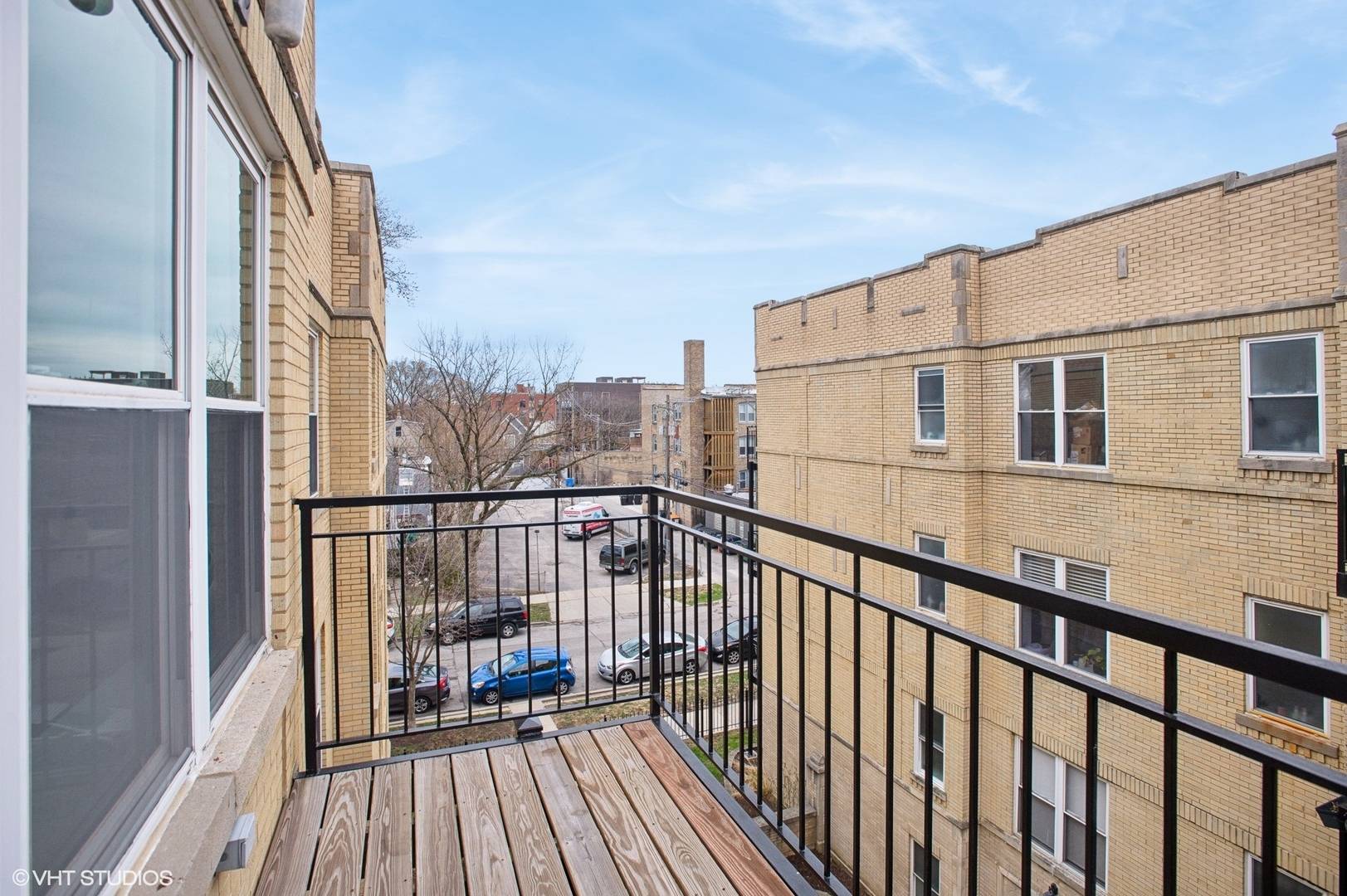 Chicago, IL 60618,4020 N ALBANY AVE #3B