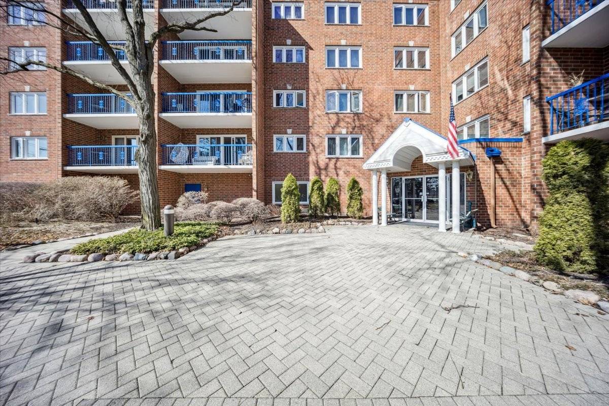 Niles, IL 60714,6755 N Milwaukee AVE #201