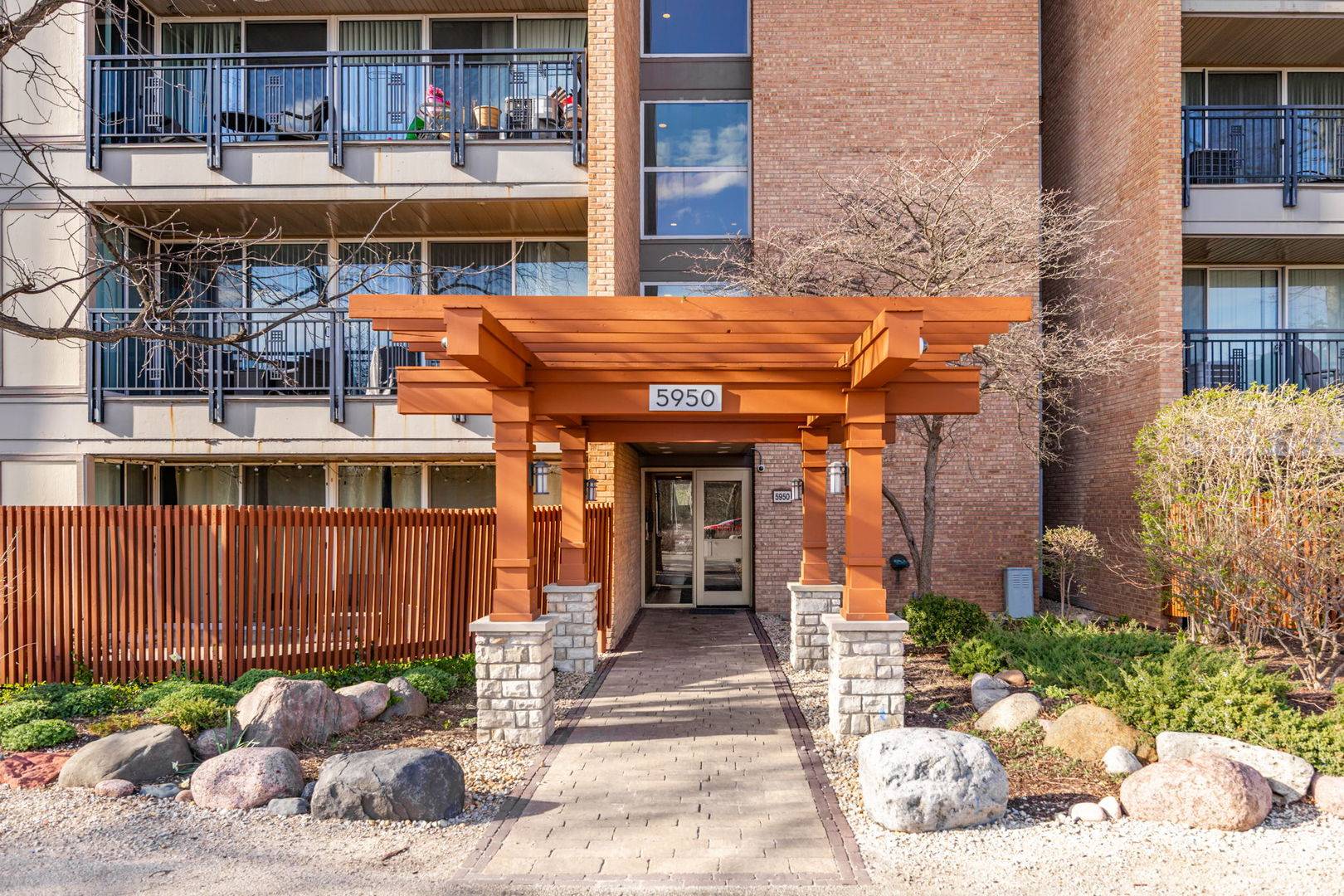 Lisle, IL 60532,5950 OAKWOOD DR #1D