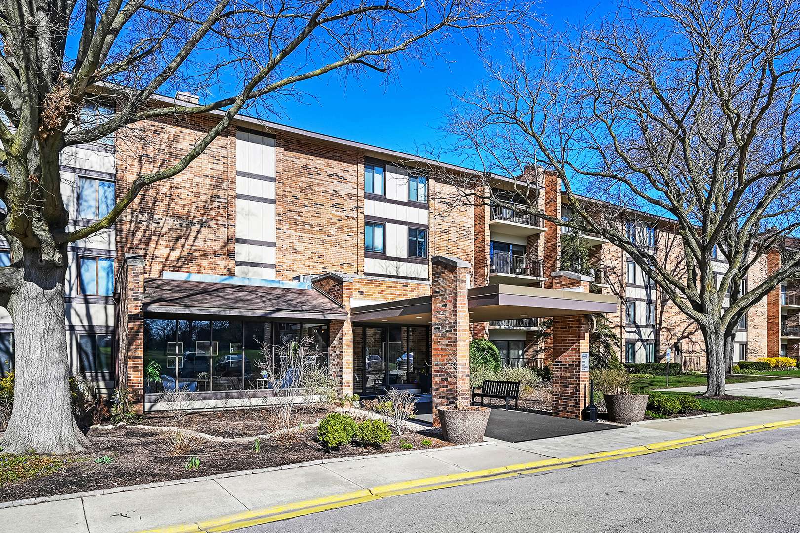 Willowbrook, IL 60527,301 LAKE HINSDALE DR #411