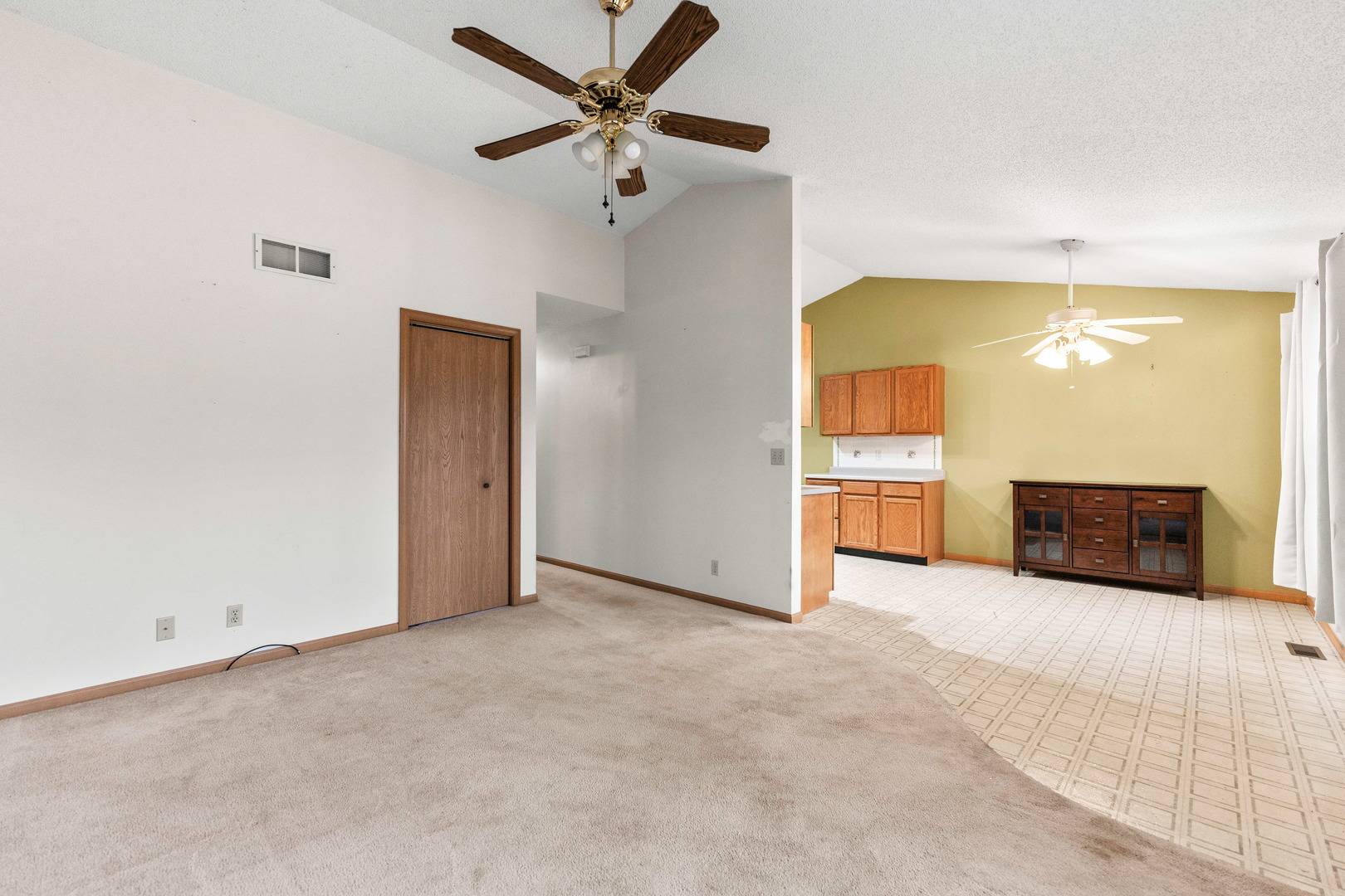 Sycamore, IL 60178,2421 Glen CIR W