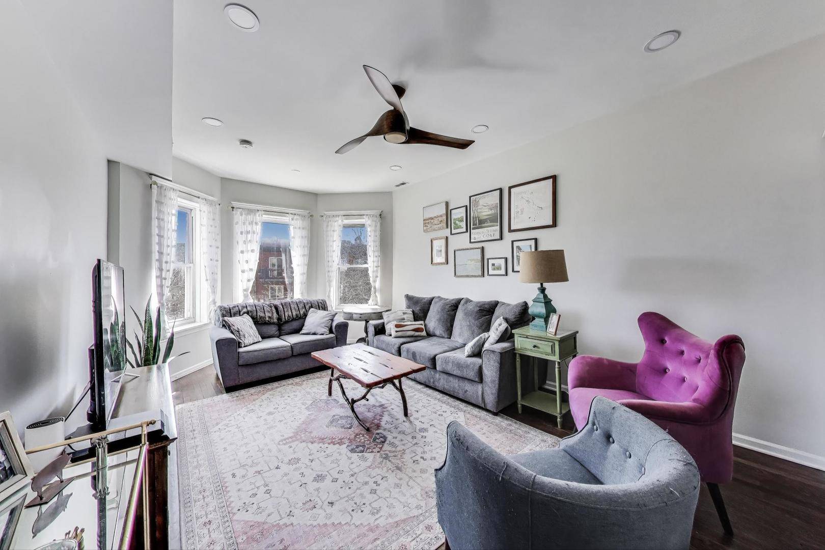 Chicago, IL 60613,834 W BELLE PLAINE AVE #3W