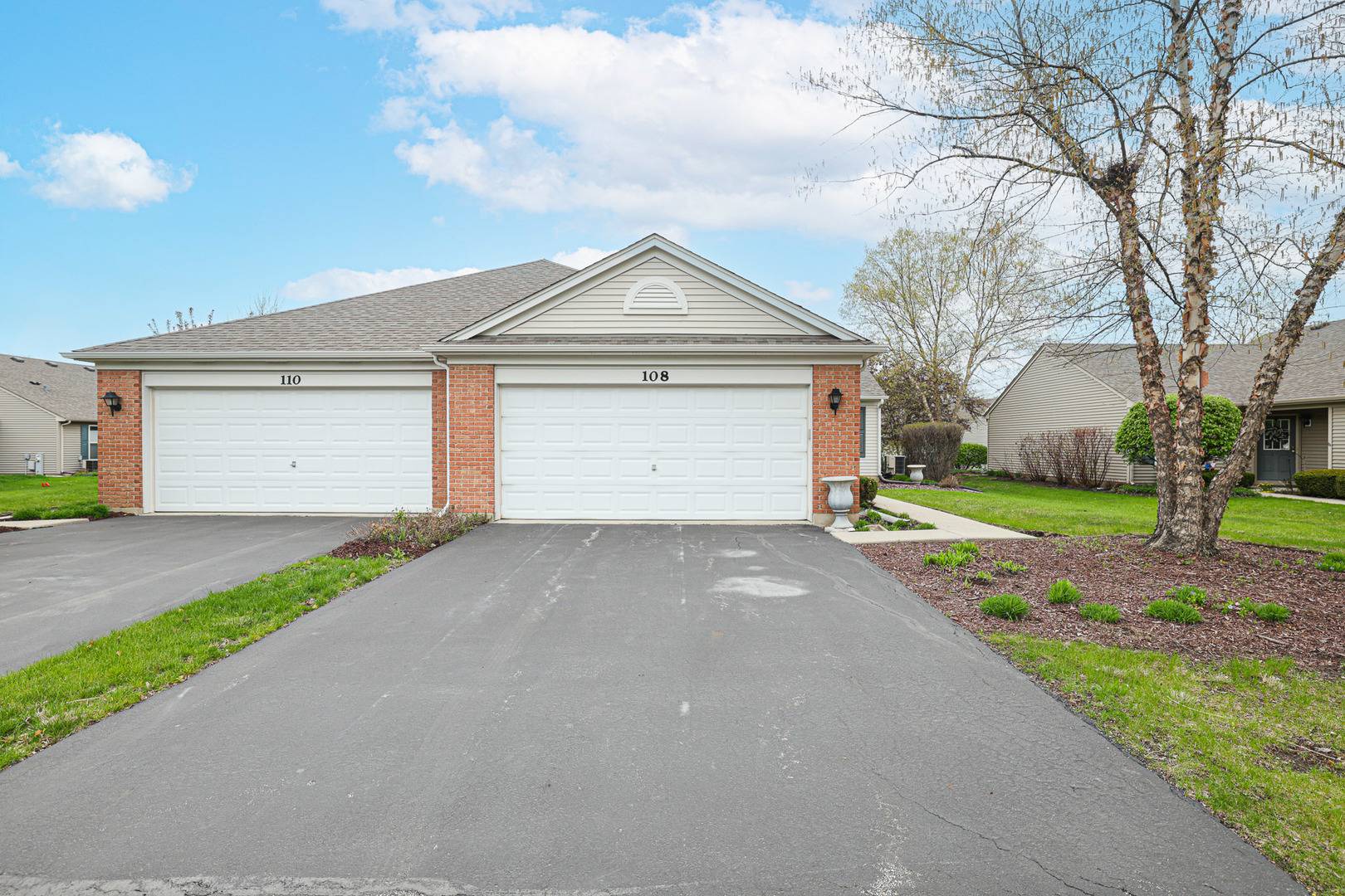 Round Lake, IL 60073,108 W Essington DR #108