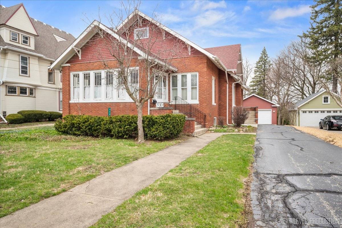 Woodstock, IL 60098,328 W Judd ST