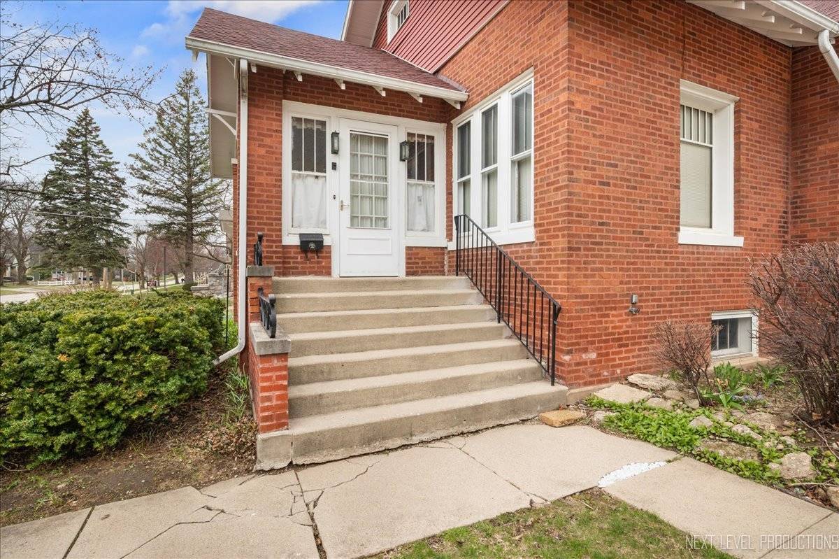Woodstock, IL 60098,328 W Judd ST