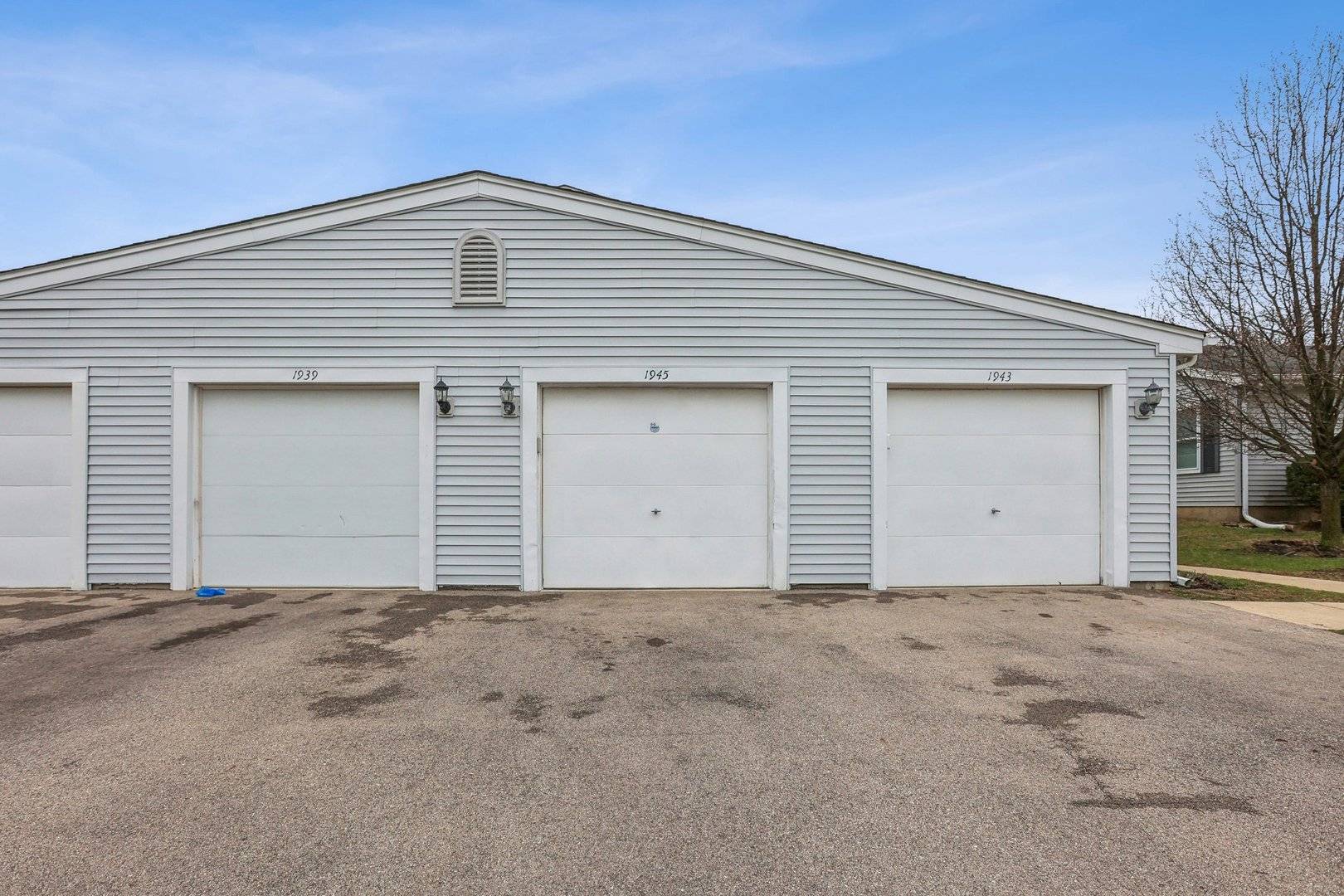 Hoffman Estates, IL 60169,1945 Hancock DR