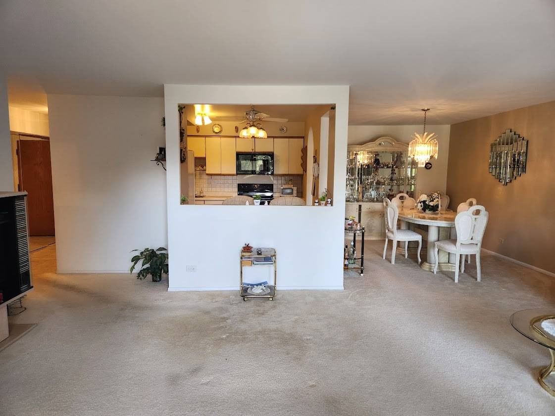 Arlington Heights, IL 60005,1615 E Central RD #210B