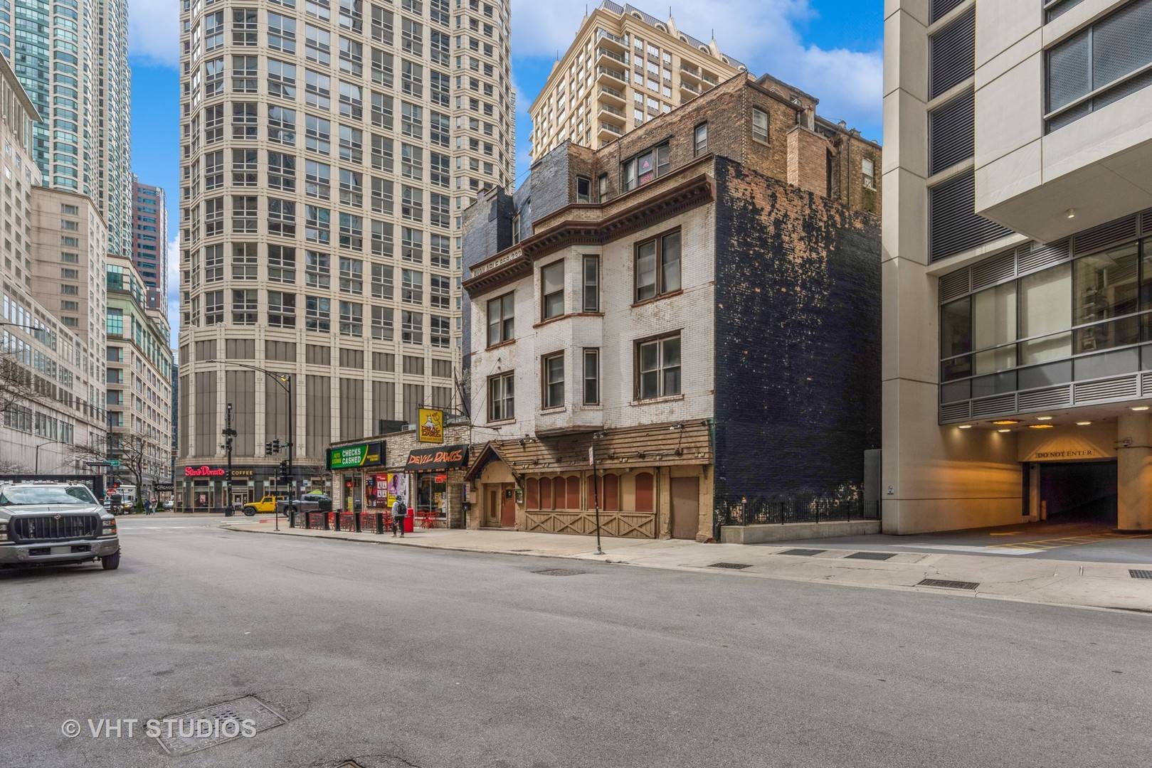 Chicago, IL 60611,806 N Rush ST