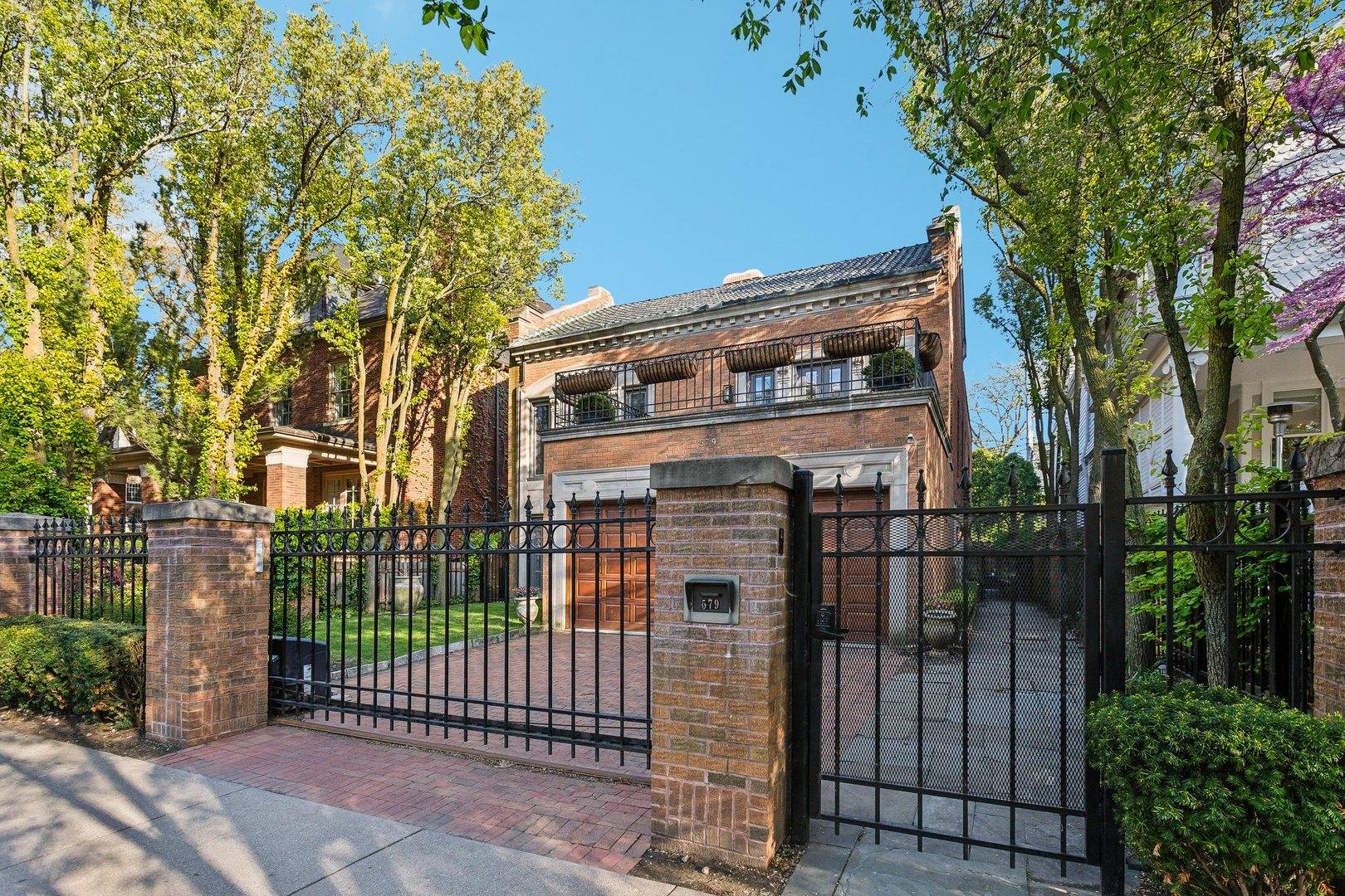 Chicago, IL 60657,579 W Hawthorne PL