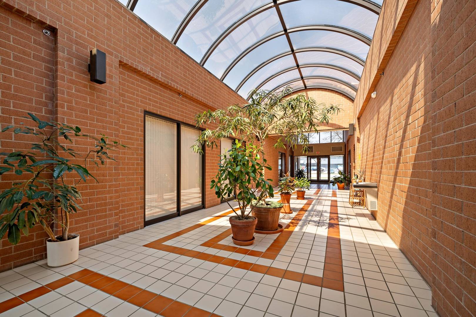 Arlington Heights, IL 60005,505 E Golf RD