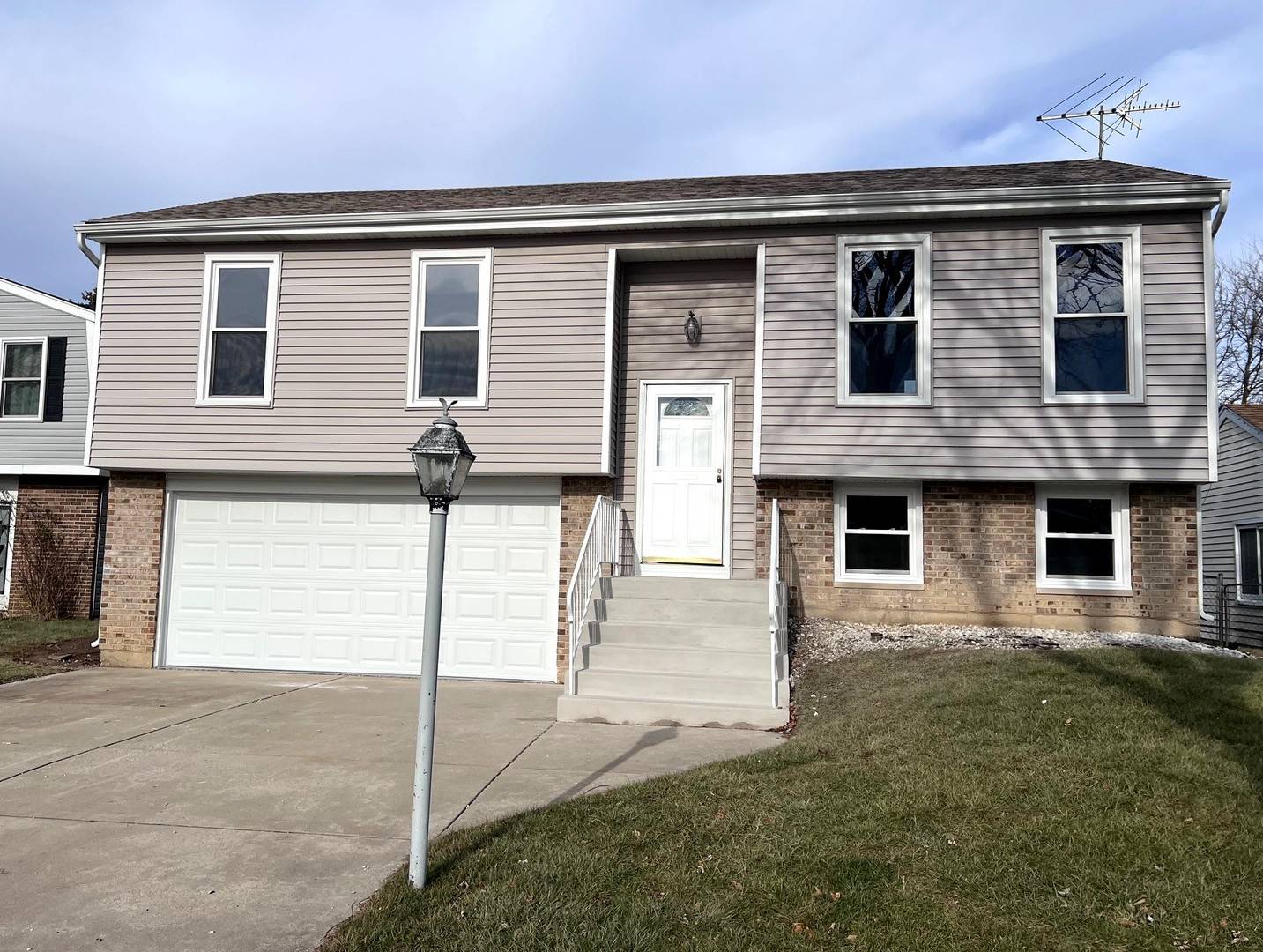 Roselle, IL 60172,1170 Singleton DR