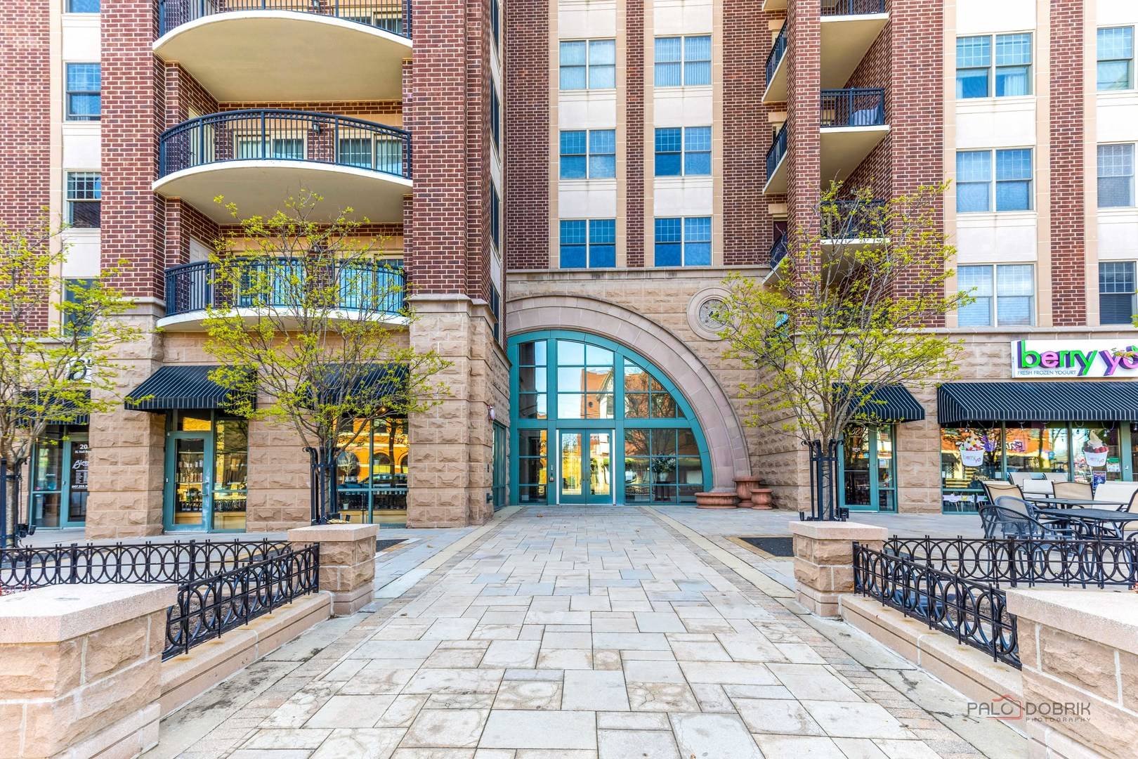 Arlington Heights, IL 60005,44 N Vail AVE #209