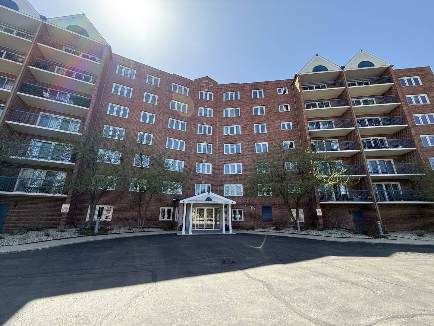 Niles, IL 60714,7120 N Milwaukee AVE #305