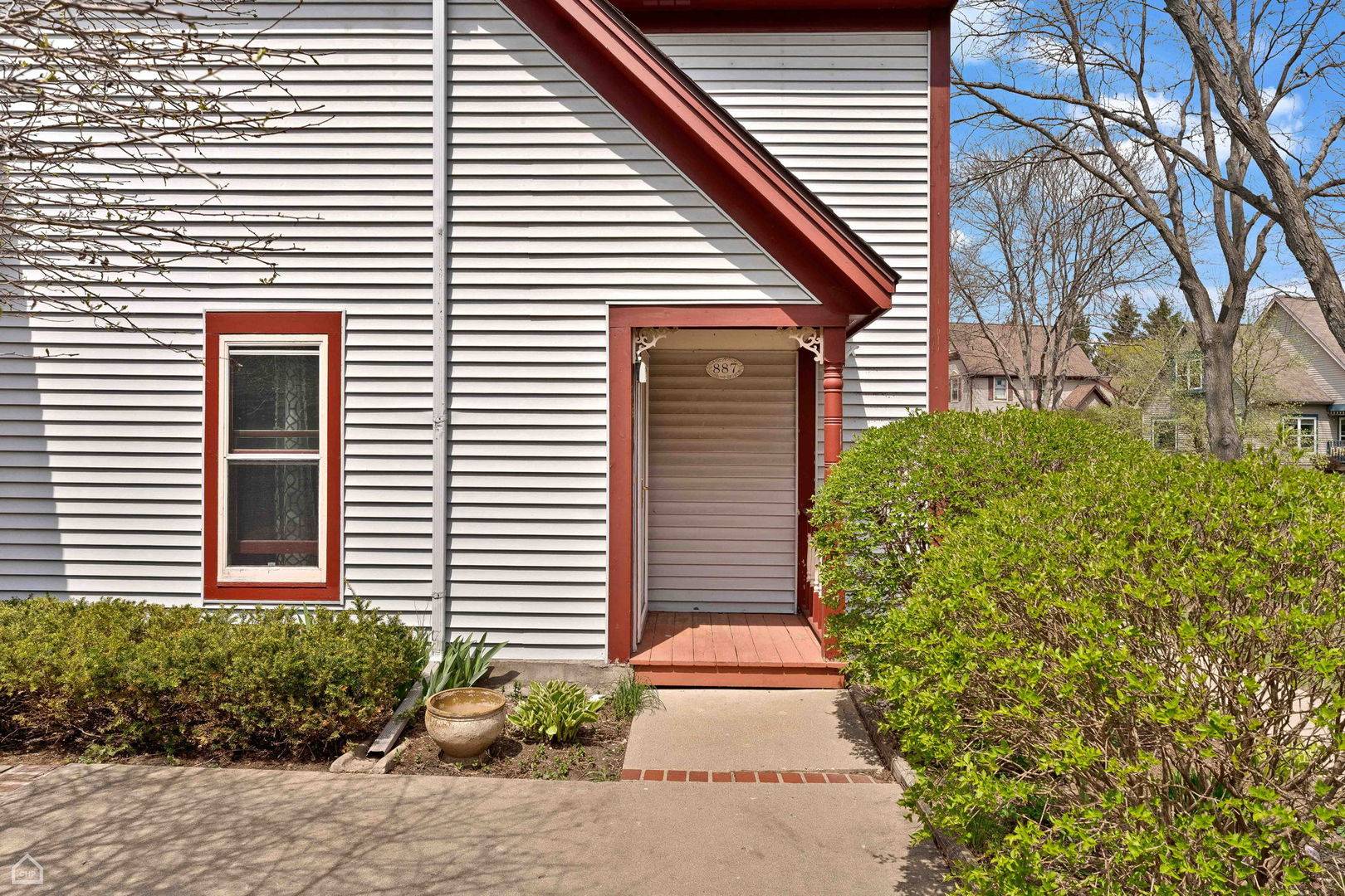 Woodstock, IL 60098,887 Victoria DR #887