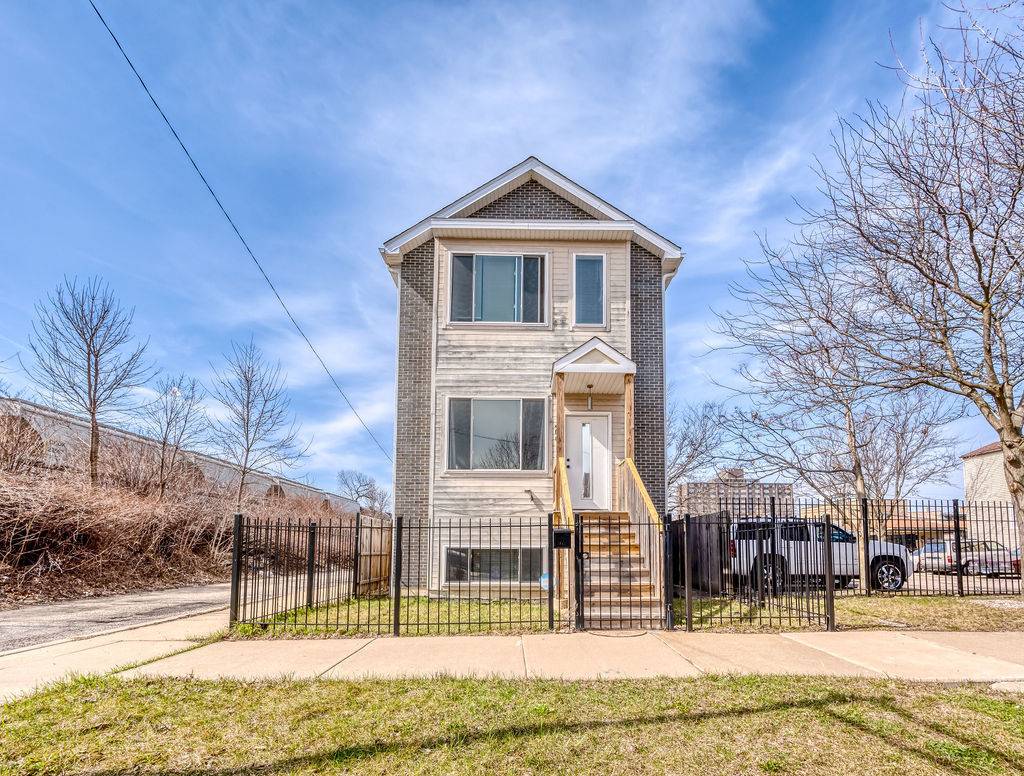 Chicago, IL 60624,400 N Trumbull AVE