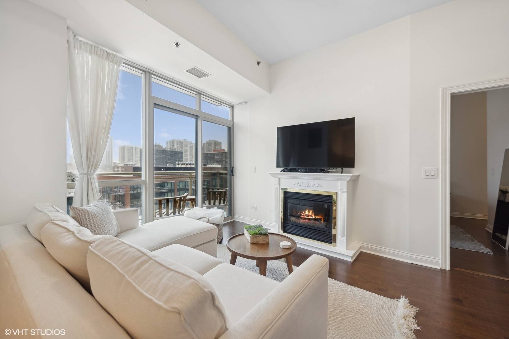 Chicago, IL 60610,230 W Division ST #707