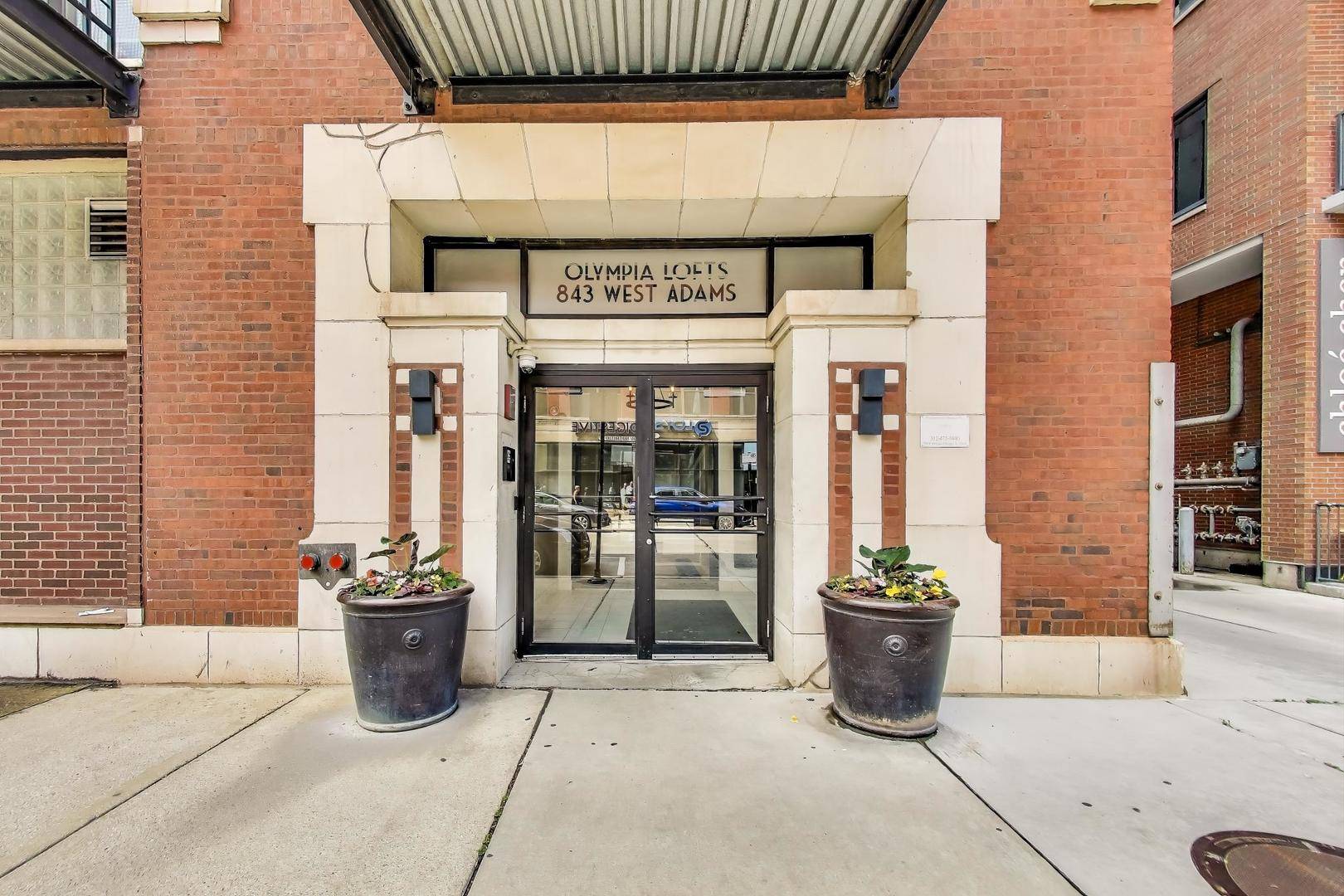 Chicago, IL 60607,843 W Adams ST #402